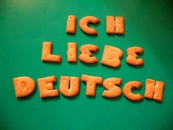 Печиво-літери складають напис «Ich liebe Deutsch» — «Я люблю німецьку»